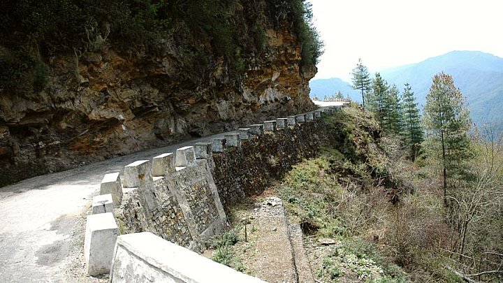 Schmale &Uuml;berlandstra&szlig;en in Bhutan 2005 - Zentral-Bhutan: Landschaft