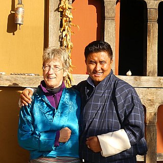 Die Kira f&uuml;r die Damen und der Gho f&uuml;r die Herren - Thimphu-Punakha: Land und Leute