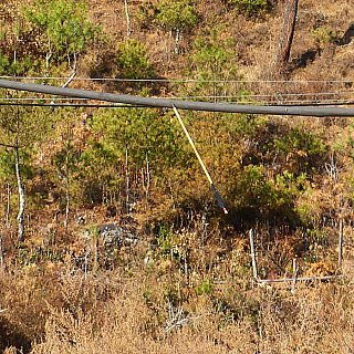 Der Pfeil durchbohrt die Ummantelung der Stromleitung - Thimphu-Punakha: Land und Leute