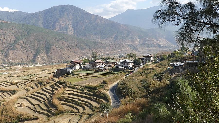 Blick auf das Dorf Lobesa kurz vor Punakha - Thimphu-Punakha: Landschaft