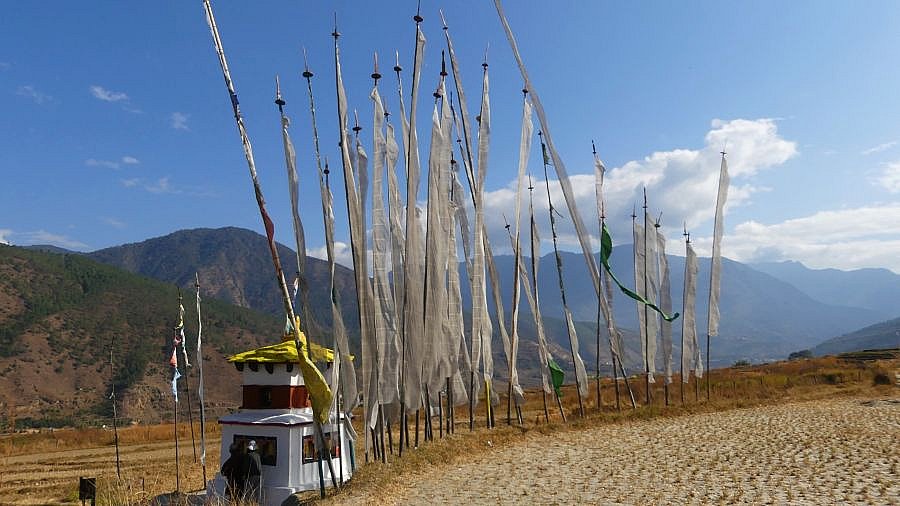 Gebetsfahnen und Chorten - Thimphu-Punakha: Landschaft