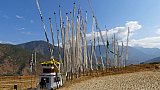 Gebetsfahnen und Chorten - Thimphu-Punakha: Landschaft