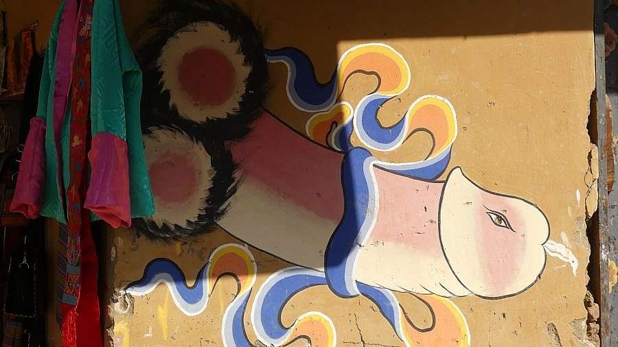 Phallus-Symbol an der H&auml;userwand - Thimphu-Punakha: Land und Leute