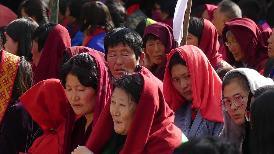 And&auml;chtige Teilnahme an der buddhistischen Lesung in Punakha - Thimphu-Punakha: Land und Leute
