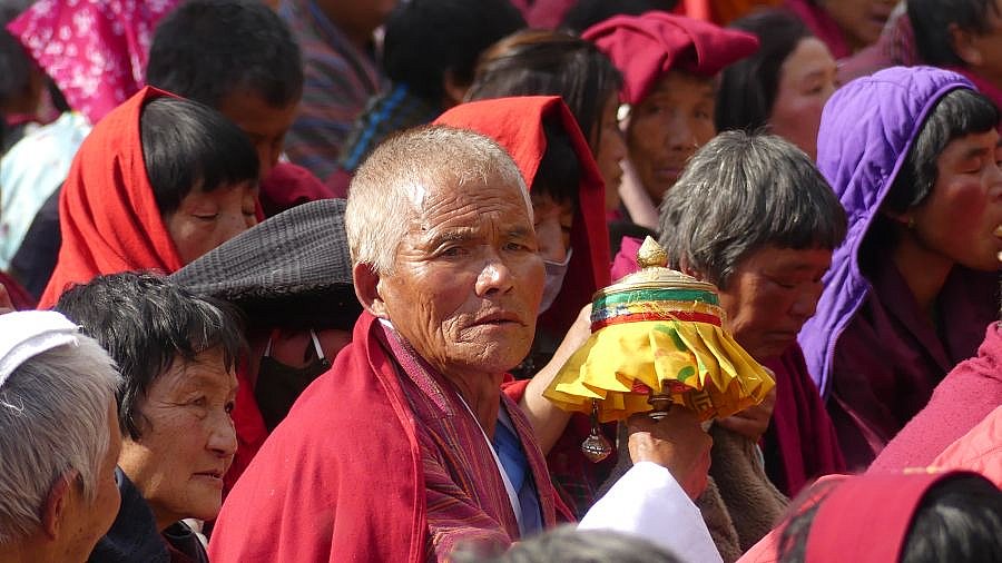 Mann mit Gebetsm&uuml;hle - Thimphu-Punakha: Land und Leute