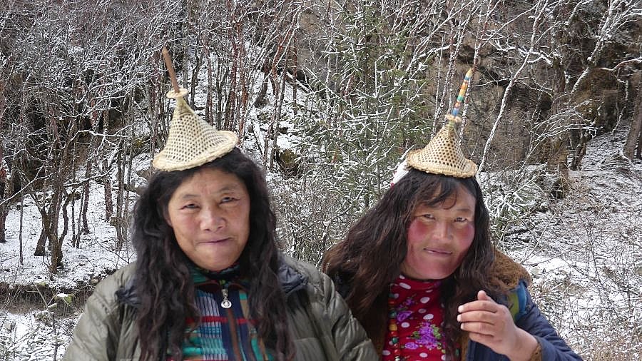Bhutanerinnen aus Laya - Thimphu-Punakha: Land und Leute