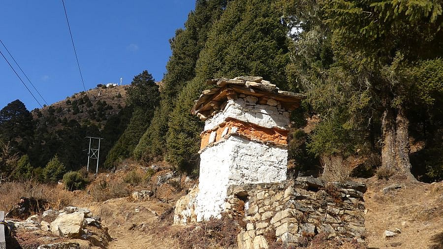 Chorten auf dem Weg hinunter ins Tal des Mhu Chhu Flusses - Thimphu-Punakha: Laya Trekking