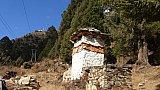 Chorten auf dem Weg hinunter ins Tal des Mhu Chhu Flusses - Thimphu-Punakha: Laya Trekking