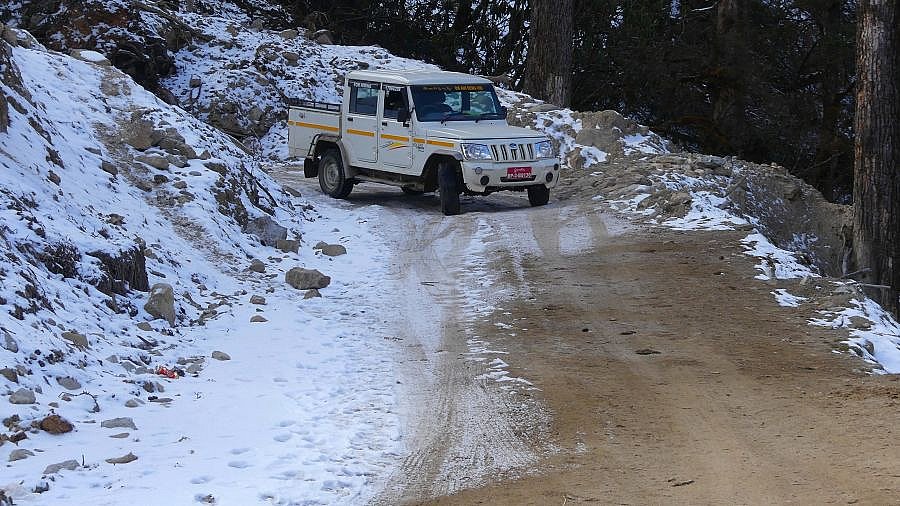 Teilweise vereiste Piste - Thimphu-Punakha: Laya Trekking