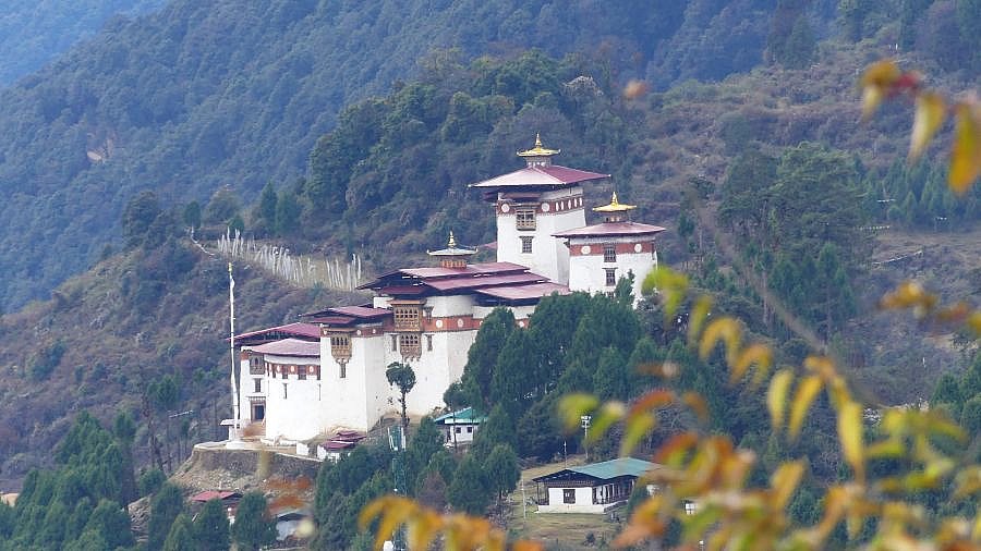 Blick auf den Gasa Dzong aus dem Norden - Thimphu-Punakha: Sehensw&uuml;rdigkeiten
