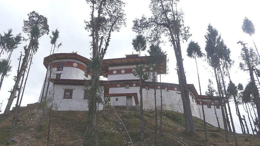 Gasa Dzong auf einem H&uuml;gel &uuml;ber Gasa - Thimphu-Punakha: Sehensw&uuml;rdigkeiten