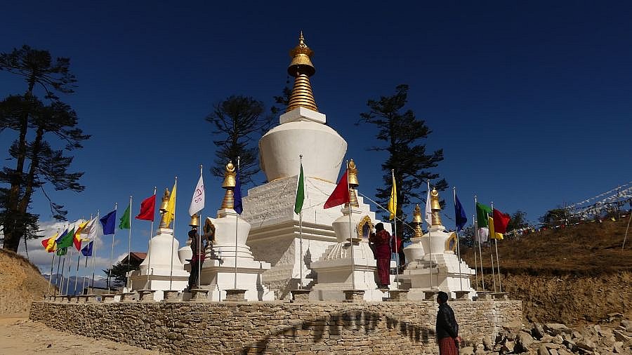 Chorten auf dem 3.333 m hohen Lowa La Pass - Zentral-Bhutan: Landschaft