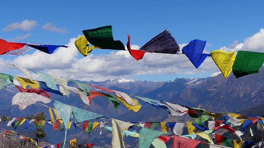 Gebetsfahnen auf dem Lowa La Pass - Zentral-Bhutan: Landschaft