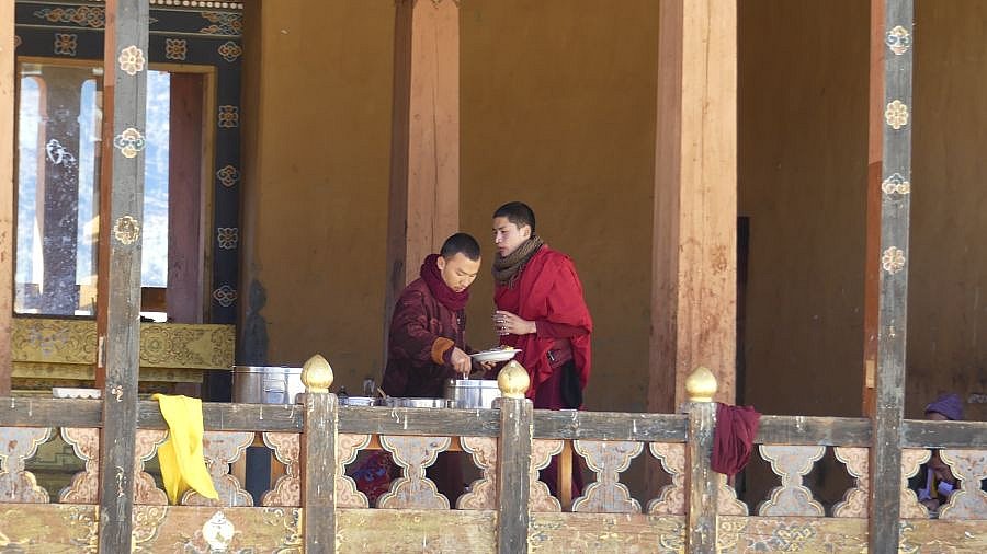M&ouml;nche in der Klosterk&uuml;che im Gangtey Kloster - Zentral-Bhutan: Land und Leute