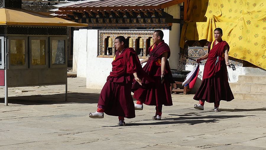 M&ouml;nche im Gangtey - Kloster - Zentral-Bhutan: Land und Leute