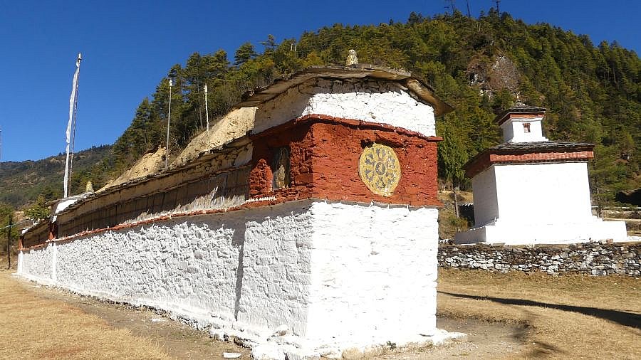 Gro&szlig;e Mani-Mauer beim Chedebji Chorten - Zentral-Bhutan: Sehensw&uuml;rdigkeiten