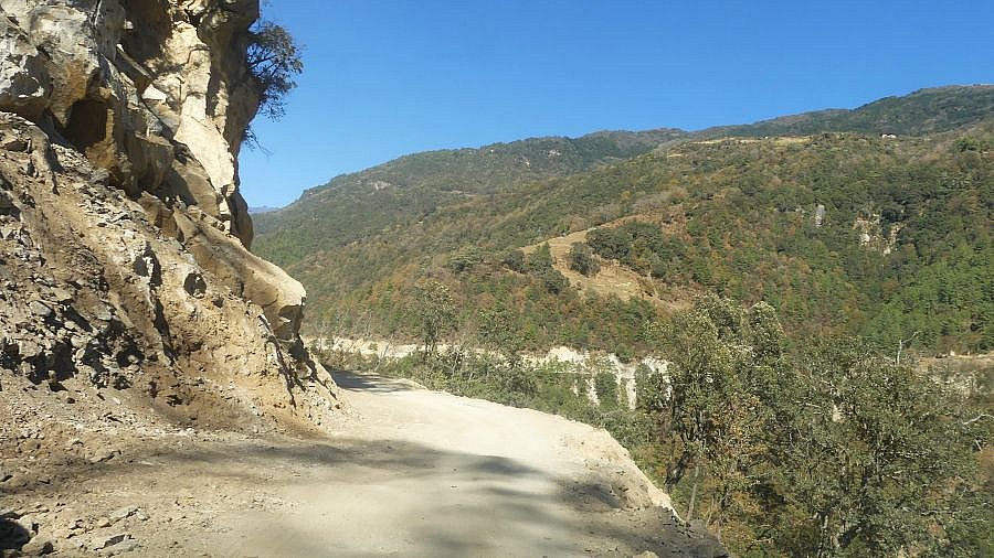 Rauhe Stra&szlig;en in Richtung Trongsa - Zentral-Bhutan: Landschaft