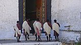 Besucher auf dem Weg in den Trongsa Dzong - Zentral-Bhutan: Sehensw&uuml;rdigkeiten