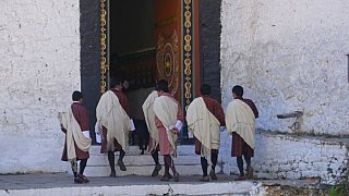 Besucher auf dem Weg in den Trongsa Dzong - Zentral-Bhutan: Sehensw&uuml;rdigkeiten
