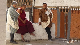 Besucher im Trongsa Dzong - Zentral-Bhutan: Sehensw&uuml;rdigkeiten