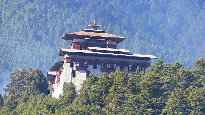 Jakar Dzong mit seinem wehrhaften Turm - Zentral-Bhutan: Sehensw&uuml;rdigkeiten
