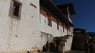 Der Eingang zum Jakar Dzong - Zentral-Bhutan: Sehensw&uuml;rdigkeiten