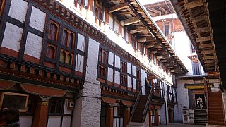 Innenhof im Jakar Dzong - Zentral-Bhutan: Sehensw&uuml;rdigkeiten