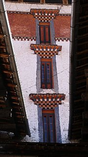 Schmale schie&szlig;scharten-artige Fenster im Jakar Dzong - Zentral-Bhutan: Sehensw&uuml;rdigkeiten