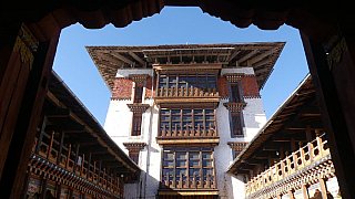 Innenhof im Jakar Dzong - Zentral-Bhutan: Sehensw&uuml;rdigkeiten