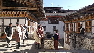 Innenhof des Jakar Dzong - Zentral-Bhutan: Sehensw&uuml;rdigkeiten