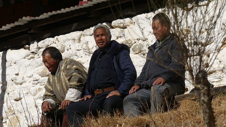 Gem&uuml;tliches Beieinander in der morgentlichen Sonne - Zentral-Bhutan: Land und Leute