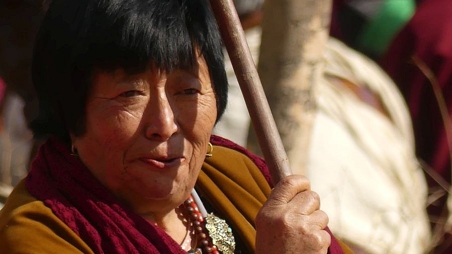 Bhutanerin beim Jakar Dzong - Zentral-Bhutan: Land und Leute