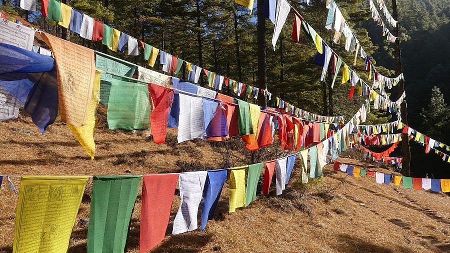 Gebetsfahnen am Pilgerot Mebartsho - Zentral-Bhutan: Sehensw&uuml;rdigkeiten