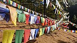 Gebetsfahnen am Pilgerot Mebartsho - Zentral-Bhutan: Sehensw&uuml;rdigkeiten