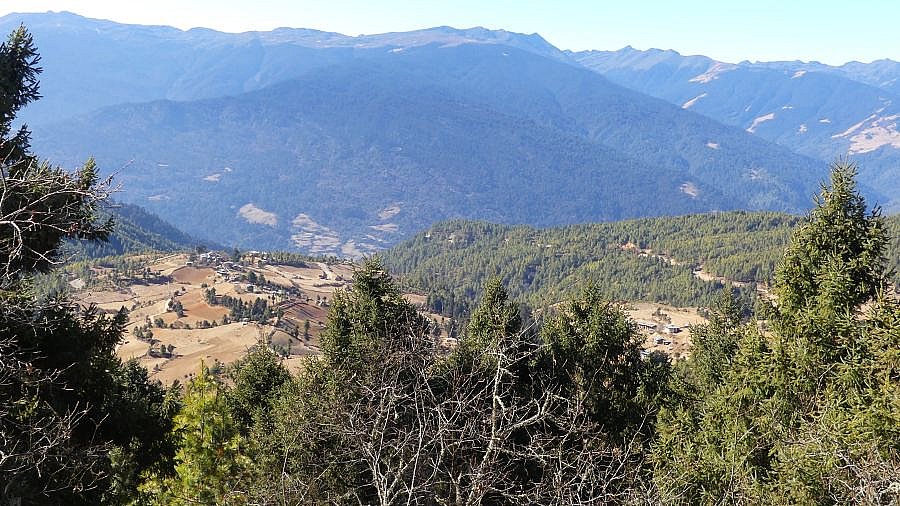 Blick &uuml;ber das Nyala Chhu-Tal zwschen dem Pele La Pass und Trongsa - Zentral-Bhutan: Landschaft