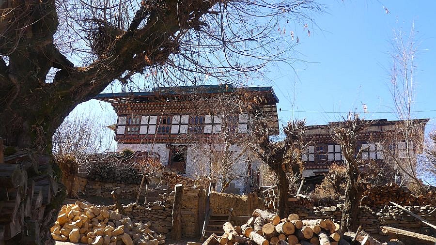 Bauernhaus im Dorf Ura - Zentral-Bhutan: Landschaft