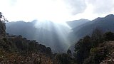 Sonnenstrahlen &uuml;ber den Bergen in Bhutan - Ost-Bhutan: Landschaft