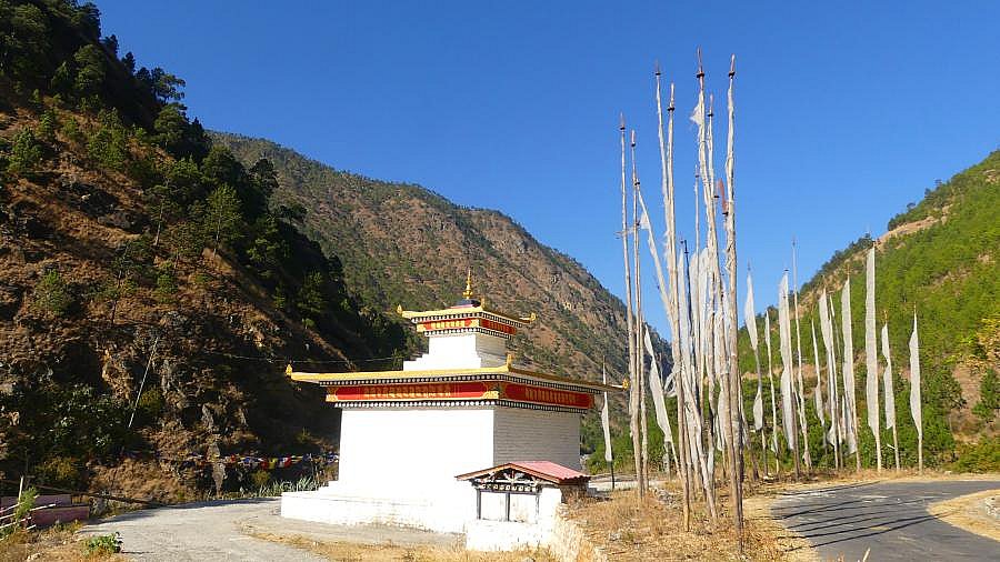 Tsch&ouml;rten auf dem Weg nach Lhuentse - Ost-Bhutan: Landschaft