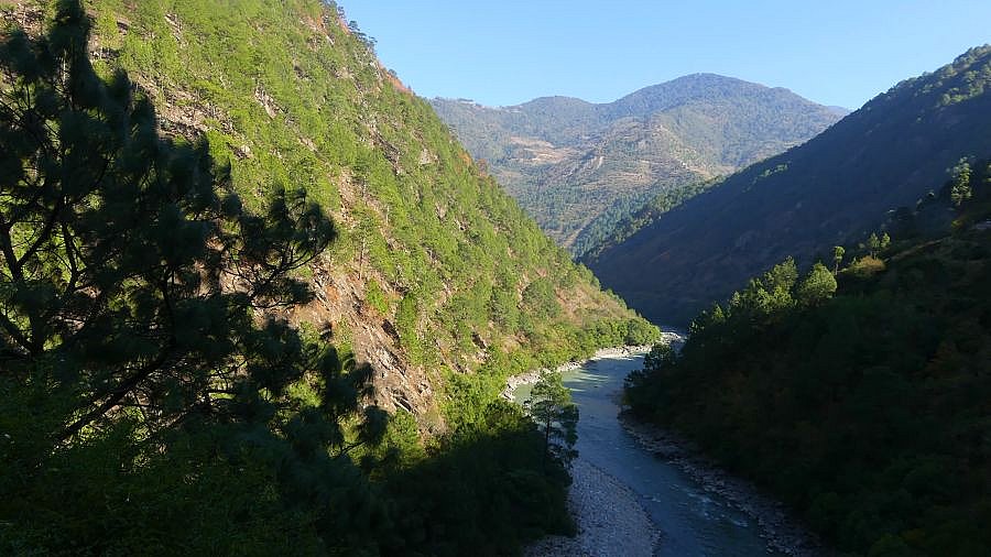 Blick hinunter in das Tal des Kuri Chhu Flusses - Ost-Bhutan: Landschaft