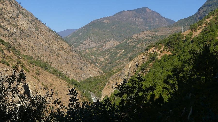 Kuri Chhu Flu&szlig; im tief eingeschnittenen Tal - Ost-Bhutan: Landschaft