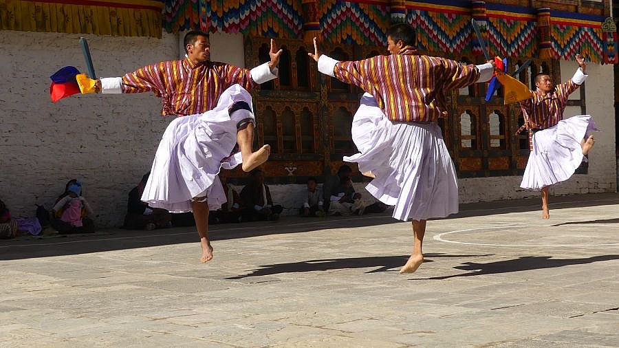 Erster Tag des Lhuentse Klosterfestes mit Vort&auml;nzen - Ost-Bhutan: Lhuentse Klosterfest