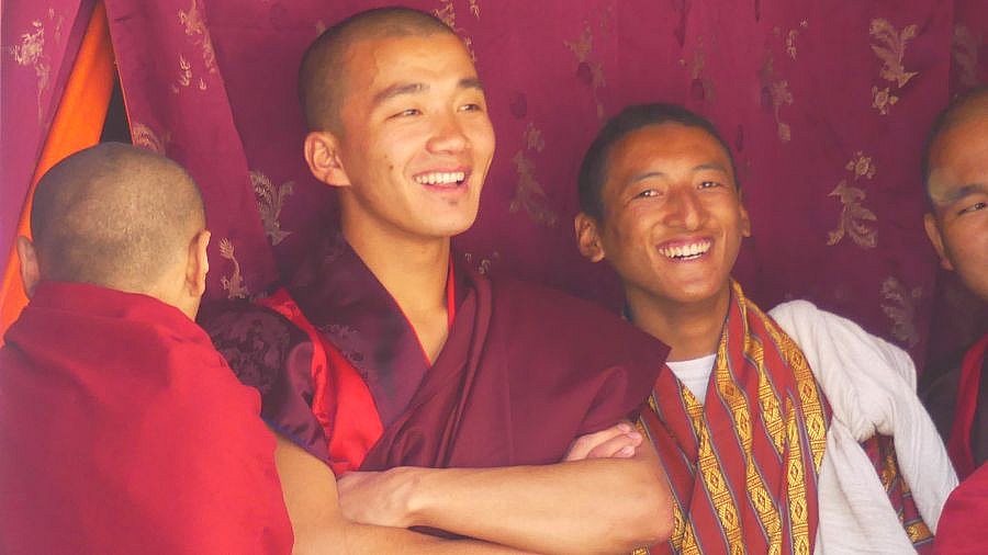 Zuschauer beim Klosterfest Lhuentse Tsechu - Ost-Bhutan: Land und Leute