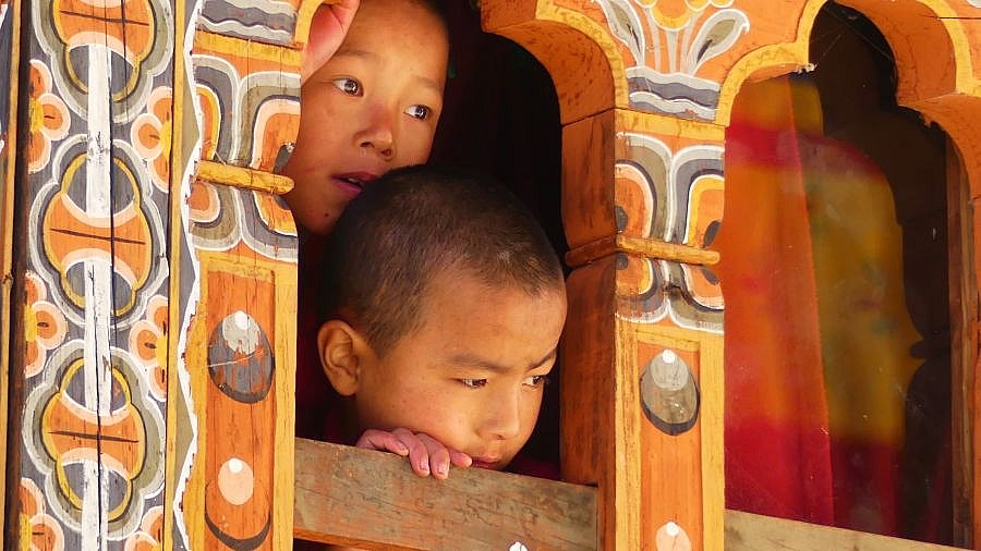 Zuschauer beim Klosterfest in Lhuentse - Ost-Bhutan: Land und Leute