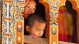 Zuschauer beim Klosterfest in Lhuentse - Ost-Bhutan: Land und Leute