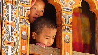 Zuschauer beim Klosterfest in Lhuentse - Ost-Bhutan: Land und Leute