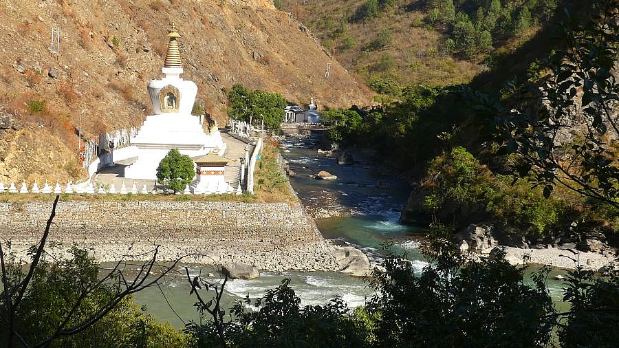 Chorten an der Stra&szlig;enm&uuml;ndugg zum Weberdorf Khoma - Ost-Bhutan: Landschaft