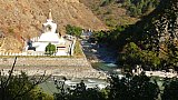Chorten an der Stra&szlig;enm&uuml;ndugg zum Weberdorf Khoma - Ost-Bhutan: Landschaft