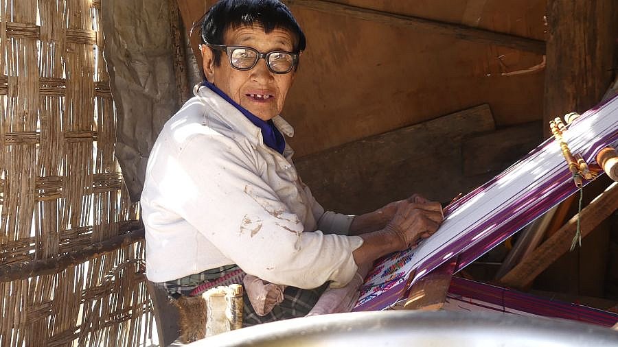 Weberin im Weberdorf Khoma bei der Arbeit. - Ost-Bhutan: Land und Leute