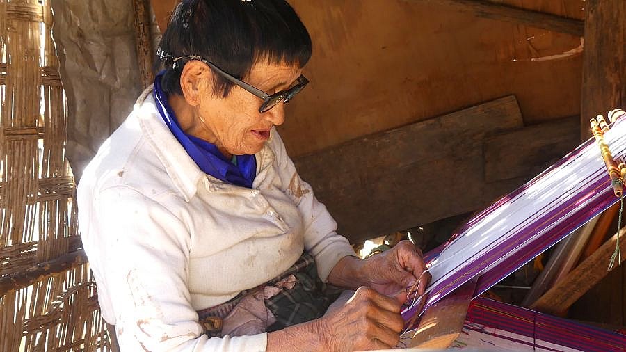 Weberin bei der Arbeit im Weber-Dorf Khoma im Lhuentse-Tal - Ost-Bhutan: Land und Leute