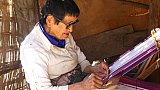 Weberin bei der Arbeit im Weber-Dorf Khoma im Lhuentse-Tal - Ost-Bhutan: Land und Leute
